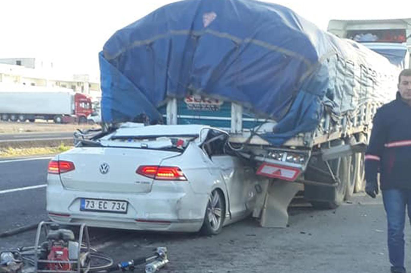 Otomobil kamyonun altına girdi: Bir ölü